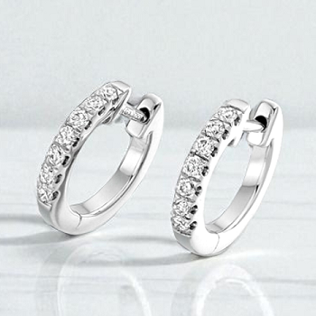 18K Gold Round Brilliant Cut Diamond Earrings 0.25 CTW