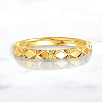 Custom Faceted 18K Gold Wedding Ring - Pobjoy Diamonds